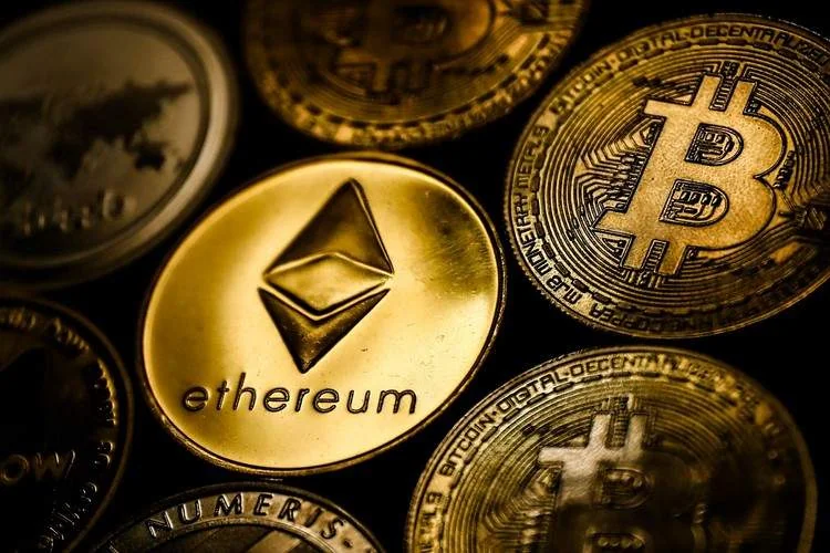 تفاوت آلت کوین، شت کوین و میم کوین چیست؟ تفاوت آلت کوین و شتکوین و میمکوین