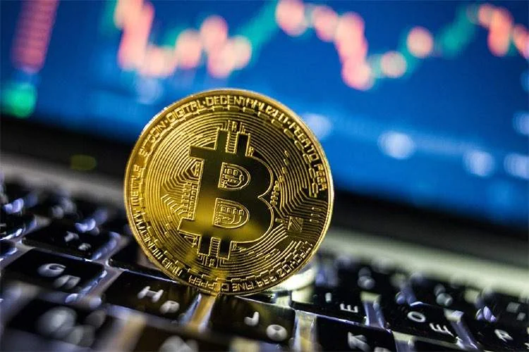 صندوق قابل معامله (ETF) بیت کوین چیست؟ ریسکهای سرمایهگذاری در صندوقهای قابل معامله